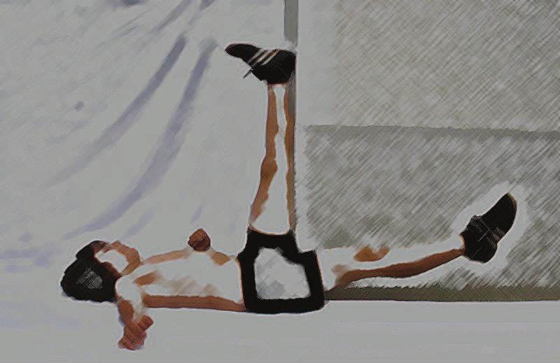 Dynamische Dehnung der Oberschenkelrückseite Übung 4: Rückenlage; ein Bein gestreckt mit der gesamten Rückseite am Türstock anlegen (Gesäß soll Türstock auch