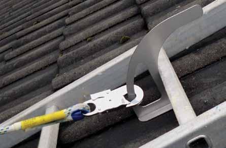 Für Anwendungen an Schrägdächern mit einer größeren Neigung kann auch ein spezieller Dachhaken zum Einhängen einer
