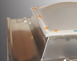 HEMAPLAST-PVC-Aufsetzkranz Aus Polyvinylchlorid, in den Ecken spiegelverschweißt, Innenwandung weiß, glatt, Außenwandung geriffelt zur besseren Haftung der PVC-Dachbahnen.