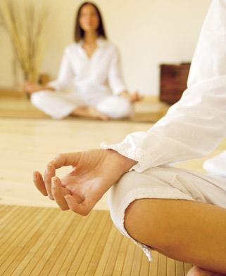 Meditation im Sitzen Die klassische Grundübung für die Meditationspraxis besteht darin, sich auf die Empfindung des ein- und ausströmenden Atems zu konzentrieren.