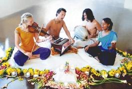 kurz&bunt KIRTAN-KONZERT MIT DEN KIRTANIYAS Die Kirtaniyas gehören zu einer neuen Welle von jungen Kirtan Künstlern, die die Gabe besitzen die jahrhundertalte Praxis des Bhakti, der göttlichen
