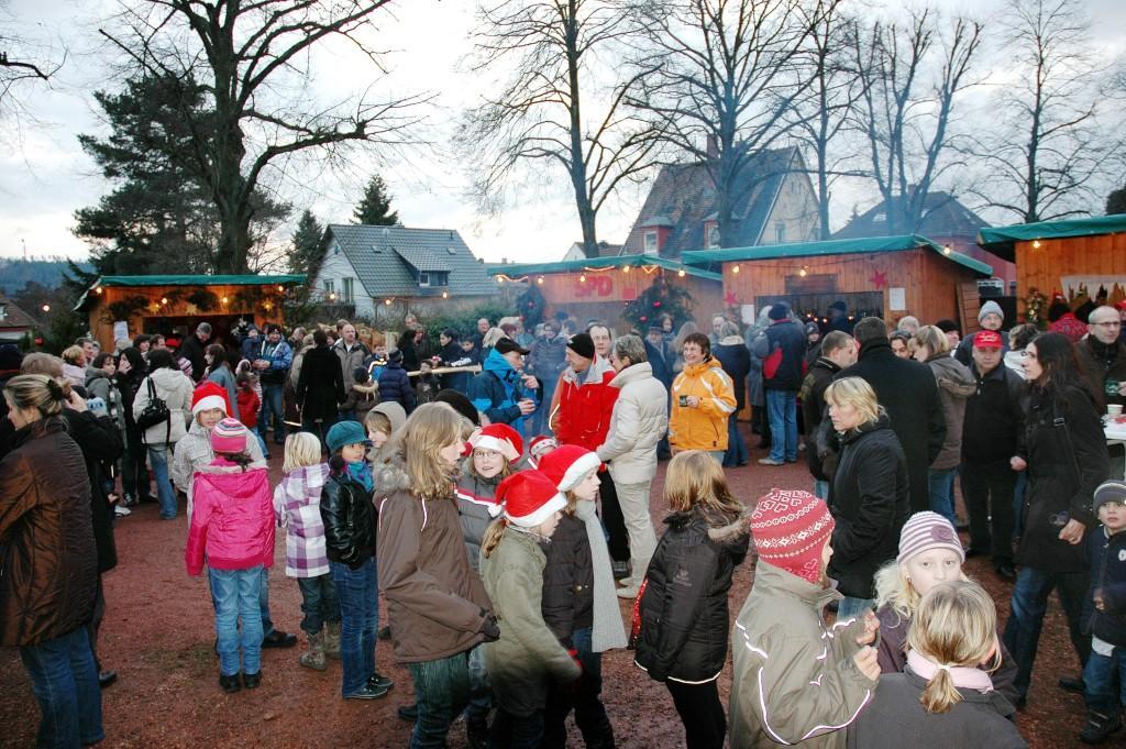 Dezember 2011 Der Beeder Weihnachtsmarkt begeistert Jung und Alt 1 Do AWO, Fahrt zum Adlermarkt 2 Fr SPD, Jahresabschlussfeier 3 Sa 4 So Prot.