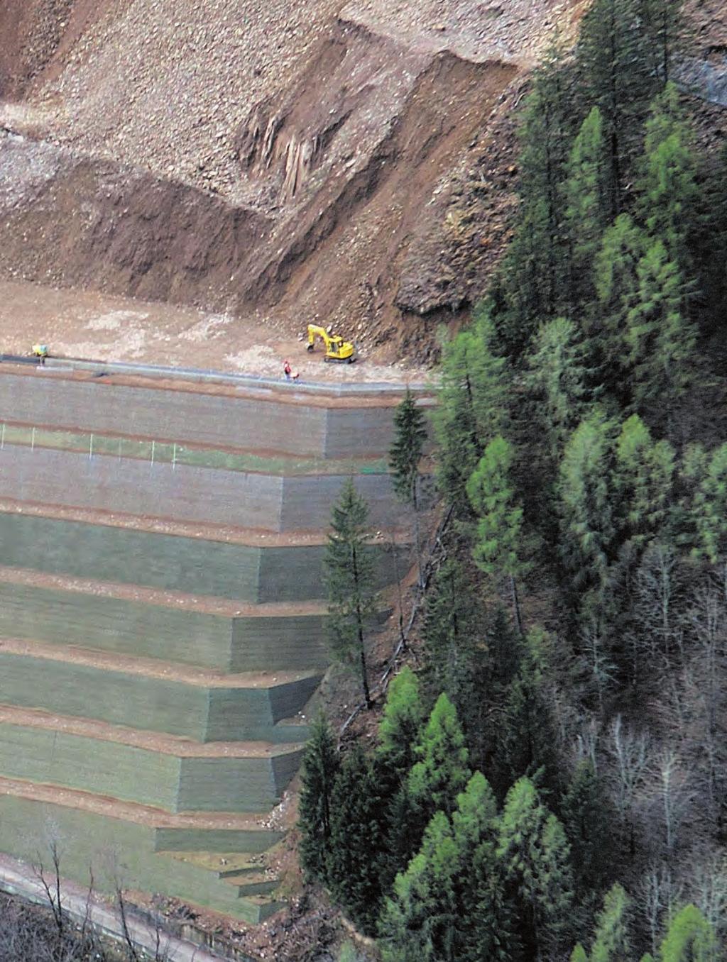 3 Kunststoff-Bewehrte-Erde ECKDATEN Das Projekt Trento 60 m hohe Geogitter bewehrte Böschung