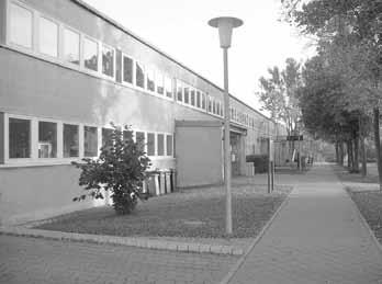 Noch heute existiert dieses Gebäude als die so genannte Alte Schule, ein schmuckes Fachwerkhaus über dessen früheren Haupteingang in Stein gemeißelt Erbaut 1939/47 steht.
