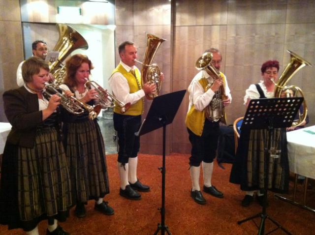 STREIFLICHTER Am Wahlabend spielte uns ein Bläserensemble der Harmoniemusik Füssen bei unserem Wahltreff im Füssener