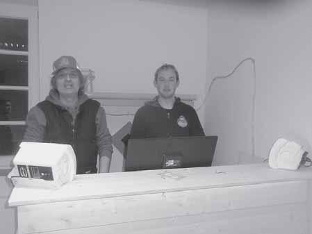 30 EinBlick in die Jugendarbeit Die OJA! hat Zuwachs bekommen! Thilo Knodel (links) und Daniel Ochs an der DJ-Kanzel. Dank der ehrenamtlichen (Bau-)Arbeit von Daniel Ochs ist der Action-Raum der OJA!