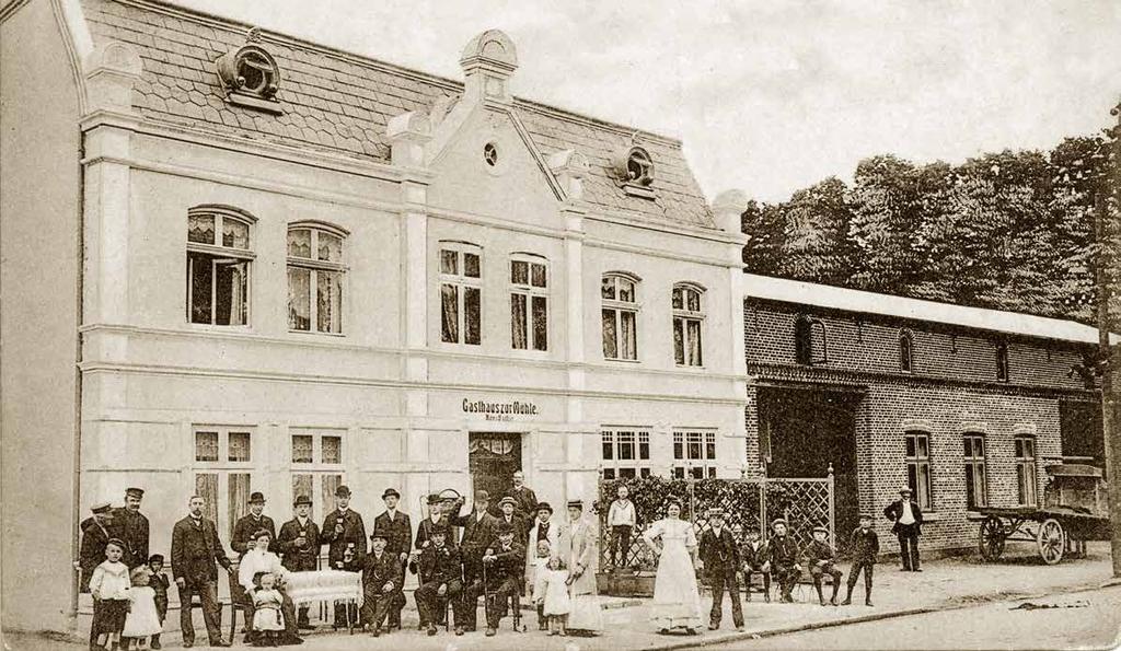 Landweg 6 um 1910, als schmuckes Eigentum des Hitzhusener Meiereibesitzers Hans Rathje. Es beherbergte ein Gasthaus und einen Landhandel.