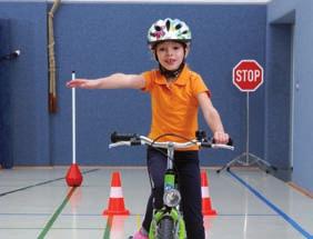 Bevor die Schüler als Radfahrer am Verkehr teilnehmen, lernen sie im 3. Schuljahr ihr Fahrzeug beherrschen. Krönender Abschluss: ein Radfahrparcours.