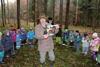 Natur erleben und begreifen Waldtag mit den Vorschulkindern des Kindergartens Pang-Aising Über die Bedeutung des Waldes und seiner Tiere informierte der Jäger Schorsch Resch, BJV-Kreisgruppe