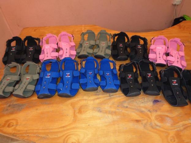 Die Schuhe die mitwachsen hergestellt von einer nicht auf Gewinn ausgerichteten Firma in den USA sie werden jetzt auch in Afrika in Zusammenarbeit mit einem Warenhaus in Nairobi produziert.