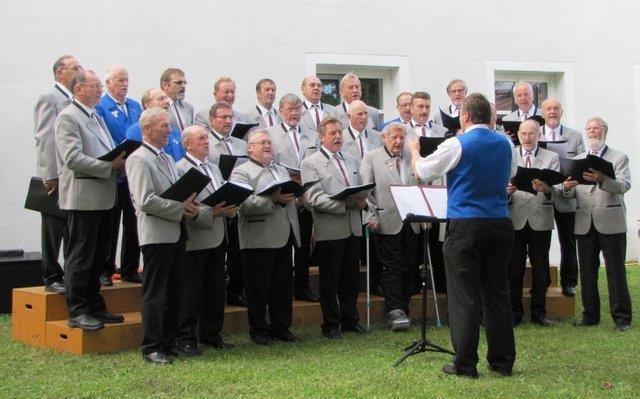 Am Nachmittag fand das Gerl Sepp Gedächtnissingen im Klostergarten statt, zu dem sich zahlreiche Zuhörer eingefunden hatten Der Dirigent des Hohenbogen - Chores, Thomas Schmatz, ist zugleich