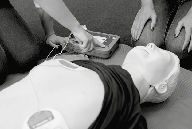 Frühdefibrillation mit AED das Konzept Der plötzliche Herztod ist in Deutschland die häufigste Todesursache außerhalb von Krankenhäusern.