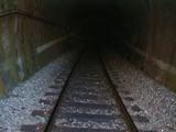 Sicherheitsrelevante Tunnelinfrastruktur a) Randweg (alle Tunnel) Unter einem Randweg