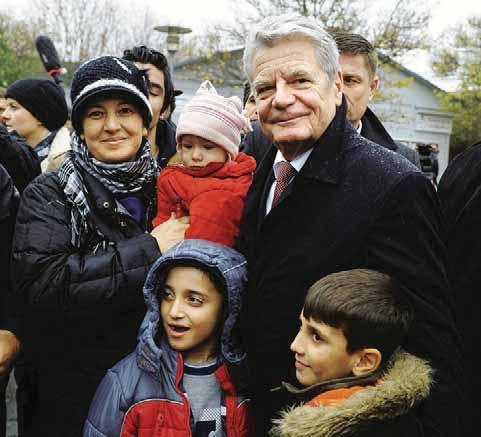 Deutschland Präsident Gauck, syrische Flüchtlinge Tun wir wirklich alles? FLÜCHTLINGE Enges Herz Deutsche Politiker rühmen sich ihres Engagements für syrische Flüchtlinge.