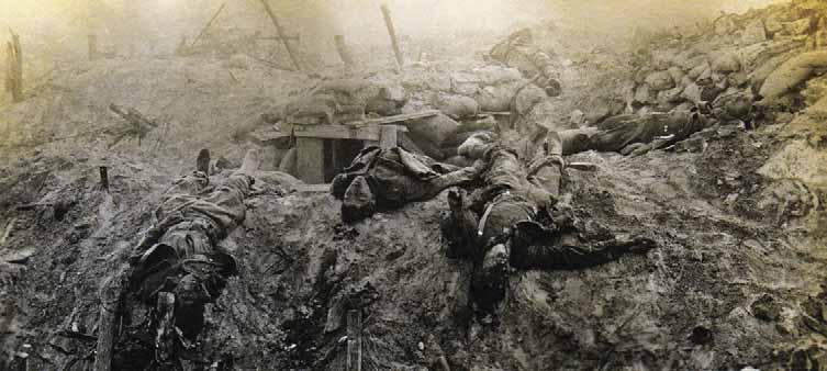 Gefallene britische Soldaten in Ypern 1914 Von Kratern überzogene Mondlandschaft BILDERWELT DER SPIEGEL 1/2014 den großen Schlachten mit einem Nachschubbedarf von täglich gut 120 Eisenbahnzügen.