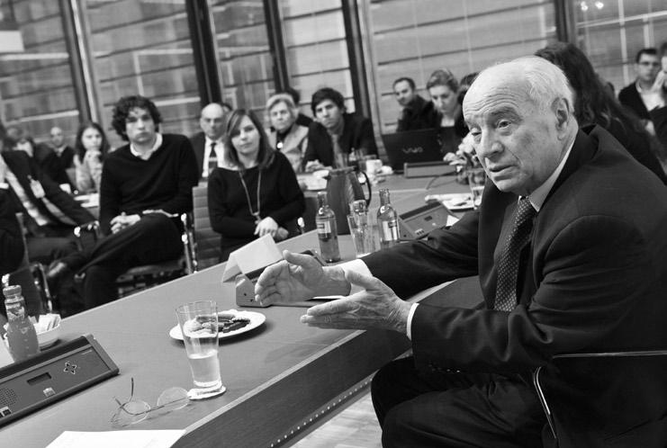 Januar 2010, in einem Gespräch mit Jugendlichen, die Verantwortung der heutigen und kommenden Generationen sei es vor allem, das Wissen über den Holocaust weiterzugeben.