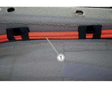 Kennzeichnung der Hochvolt-Leitungen (1) (Isolierung / Ummantelung orange) Öffnen des Fahrzeugs Diese Hinweise gelten ausschließlich für ausgebildete Rettungskräfte Zusätzlich sind Kenntnisse über