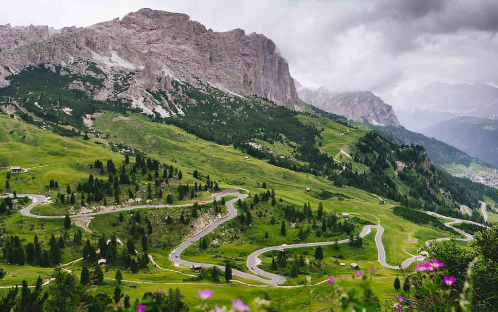 Montag, 25. Juni 2018 Meran Karerpass Canazei, 88 km, 2300 Hm Der erste Teil unserer heutigen Etappe geht relativ flach durch die prächtige Alpenkulisse.