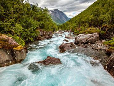 Tag: Wanderung auf dem Wasserfallpfad Der Fluss Husa fällt auf seinem Weg von der Hochebene über mehrere Wasserfälle hinunter Richtung Fjord.