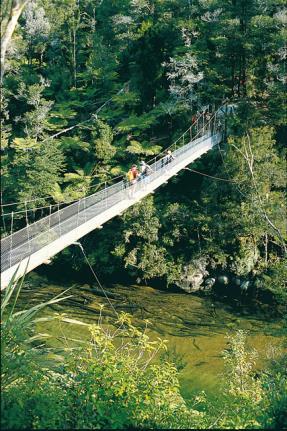 4. Tag Tongariro N'park (F/A) Am frühen Morgen beginnt das "Tongariro Alpine Crossing", das als schönste Tageswanderung in Neuseeland bezeichnet wird. Von Mt.