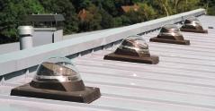 die FUNKTION variabler Lichtadapter Dachadapter für verschiedene Dachkonstruktionen lieferbar Acrylglas-Kuppel Reflektorrohr, Ø 240mm Über die auf dem Dach installierte Acrylglas-Kuppel gelangt das