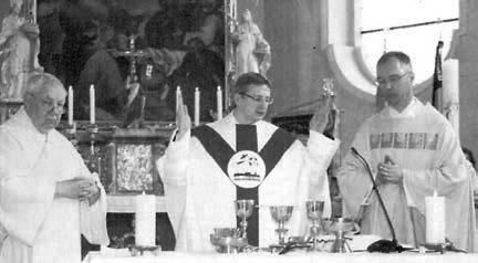 zu Eichstätt zum Priester geweiht worden, am Sonntag hat der Neupriester in seinem Heimatort Neresheim die Primizmesse feiern können.