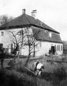 Rechts: Das "Benefiziatenhaus" im Jahre 1927 Unten: "Gruppe am Benefiziatenhaus (Bildseite
