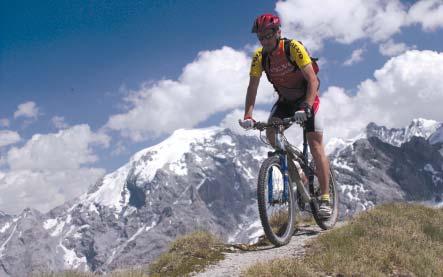 18 TD 16-17/2015 Z vrchov a dolín Martin Bartoň: Ja si nechodím do hôr vyvetrať hlavu, ja v horách žijem Od cyklistiky a duatlonu sa rokmi posunul k horolezectvu a skialpinizmu.