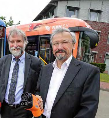 Hybrid-Lok der Deutschen Bahn Der damalige Geschäftsführer Willi Nibbe (links) mit Aufsichtsratschef Ulrich Pluschkell im Juni 2017 vor einem Elektrobus des Stadtverkehrs Lübeck Bereits auf Strom