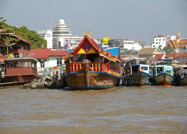 Buddha finden. Nach dem Mittagessen fahren Sie mit dem Boot durch die Klongs, die Kanäle, am Westufer des Chao Praya in Thonburi.