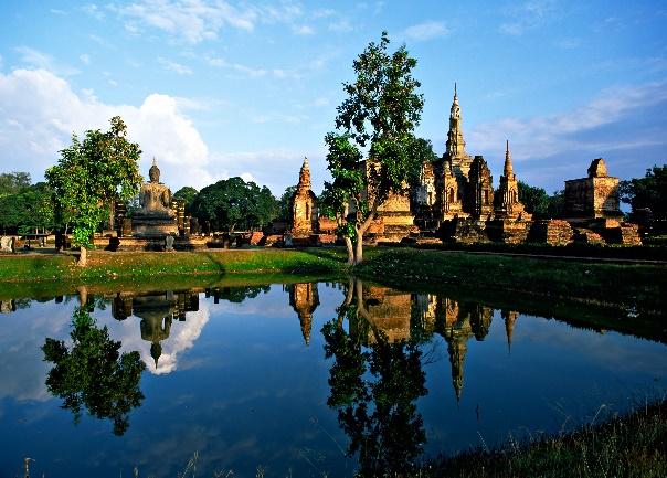 4. Tag: Ayutthaya Sukothai Von Ayutthaya aus geht es zunächst in die Affenstadt Lopburi, wo Hunderte der neugierigen Primaten durch die Straßen und über die Dächer tollen oder manchmal ganz frech