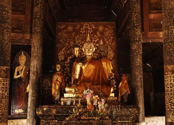 Hier steht oder besser: sitzt- wohl eine der schönsten Buddha-Statuen Thailands. Mittagessen, Übernachtung mit Frühstück 5.