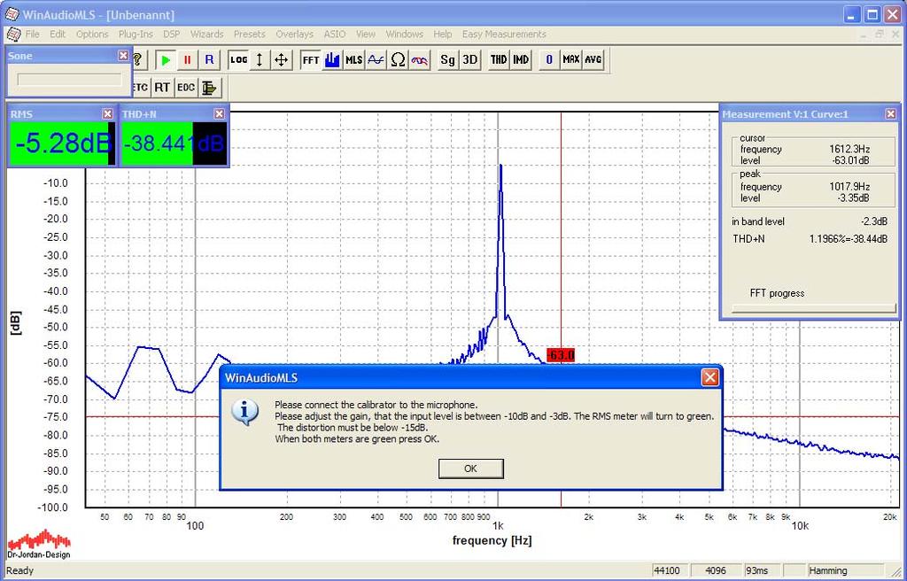 In diesem Bild ist deutlich die Frequenz des Kalibrators (hier 1000Hz) zu erkennen. Sie müssen im nächsten Schritt die Verstärkung des Mikrofonsignals einstellen.