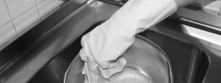 Persönliche Schutzausrüstung (PSA) Flüssigkeitsdichte Schürze Bei Reinigungs- und Desinfektionsarbeiten Bei pflegerischen Arbeiten mit Kontaminationsgefahr Einmalmaterial