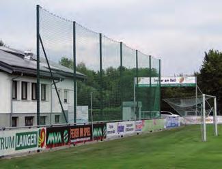 FC Gerolfing Ballfangzaun zum Sportheim: Nachdem unser bisheriger, rund 35 Jahre bestehender Ballfangzaun durch den Sturm im Juli 2015 stark beschädigt worden war, entschloss sich die Vorstandschaft