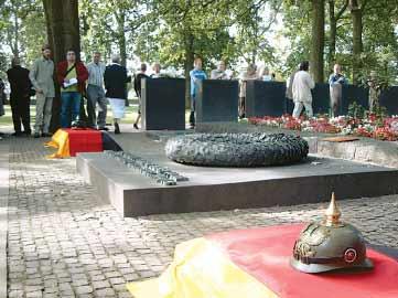 Grenzenlos Es musste mein Bruder sein Soldaten aus Erstem Weltkrieg eingebettet Langemark im Herbst des Jahres 2006: Schwarz-rot-goldene Flaggen be decken acht Särge, die so klein sind, als ob sie