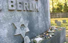 Bundeswehr Mein Herz blieb wach Bundeswehr und Reservisten pflegen jüdischen Friedhof Rot und gelb schimmern feine Licht strahlen durch hohe Baumwipfel.