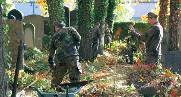 Bundeswehr Goldener Oktober: Bundeswehrangehörige pflegen die in herbstliche Farben getauchten Kriegsgräber auf dem jüdischen Friedhof.