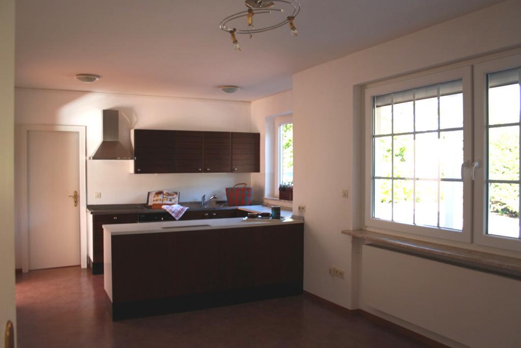 Die Küche ist vom Flur und vom Wohnzimmer zugänglich.