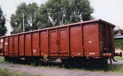 * WHUZDJHQEHODGHQ Das Bild zeigt einen offenen Güterwagen der Deutschen Bahn AG vom Typ EAOS. In ihn passen 58,5 Tonnen Schüttgüter (z. B. Sand, Kohle, Salz).