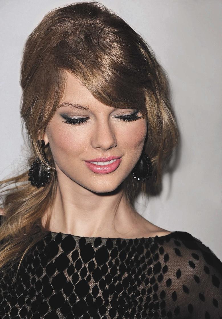 TAYLOR SWIFT, 24 Taylors junge, feinporige Haut verträgt viel Glow. Sogar ihre Nase lässt sich mit Highlights schmaler zeichnen.