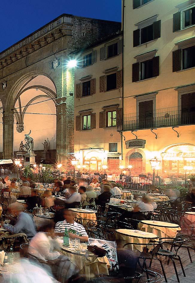 AUFTAKT Die Lage von Florenz ist unvergleichlich: Der Arno zieht sich mitten durch die Stadt, aus den Gärten der sie umgebenden Hügel leuchten die von Zypressen umstandenen Villen.