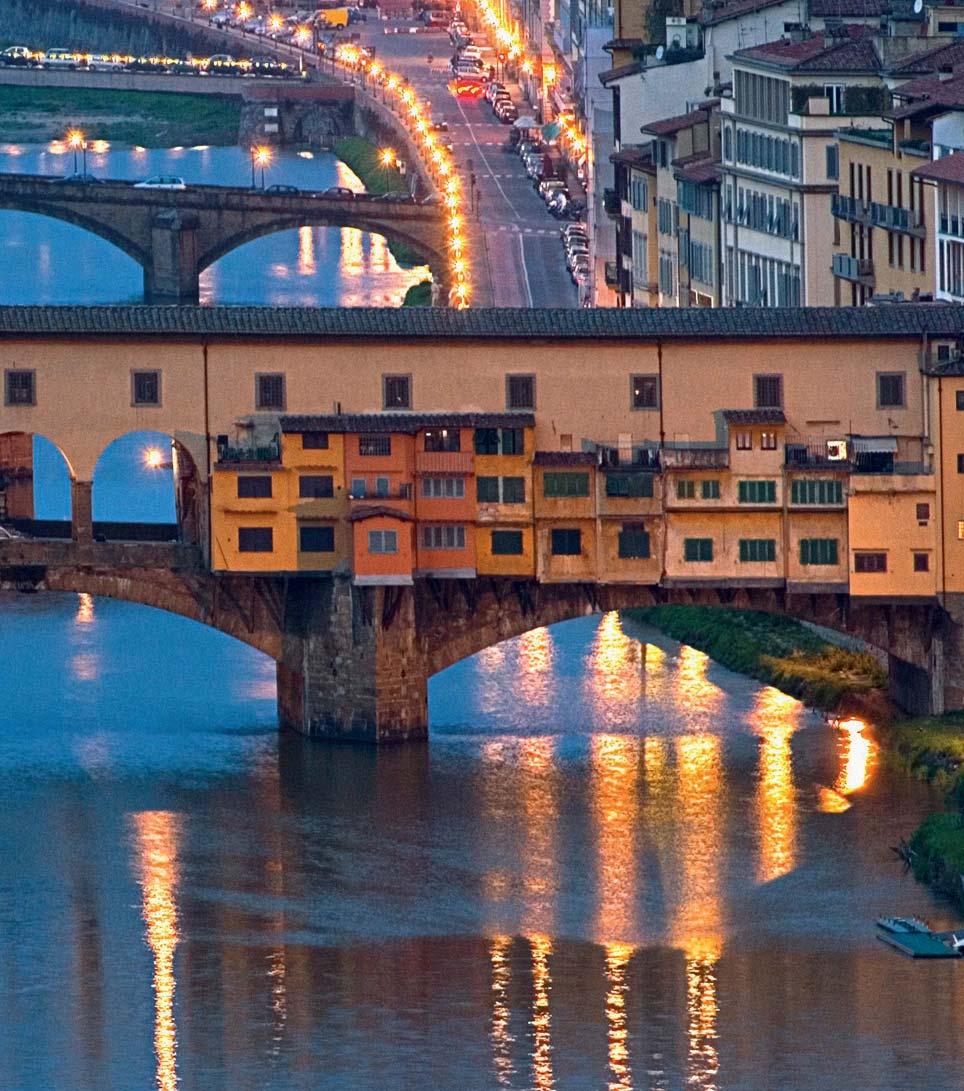 TYPISCH FLORENZ Das erleben Sie nur hier r Ponte Vecchio Am schönsten ist die alte Brücke, wenn die Lichter der Stadt auf dem Arno mit dem Glitzern der Juwelen in den kleinen Brücken läden um die
