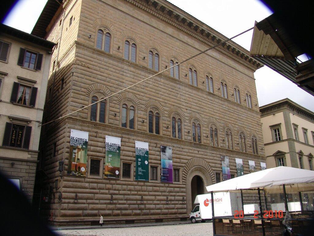 Wir liefen zum Palozzo Strozzi, weil er einer der schönsten Florentiner Renaisancepaläste sein soll. Palazzo Strozzi.