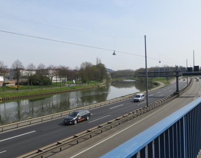 Nachmittagsspitze - starke Kfz-Dominanz im Straßenbild in der gesamten Stadt - schwierige