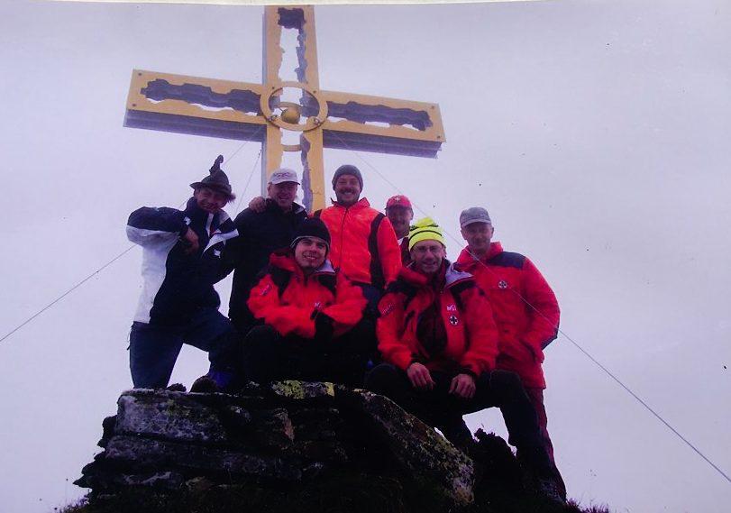 Die Errichtung des Gipfelkreuzes im August 2006: Willi Kröll mit Bergfreunden und der Bergrettung Ginzling Tour 1: Die Murmeltiertour Tour 2: Die Panoramatour Tour 3: Die Tour ins Paradies Tour 4: