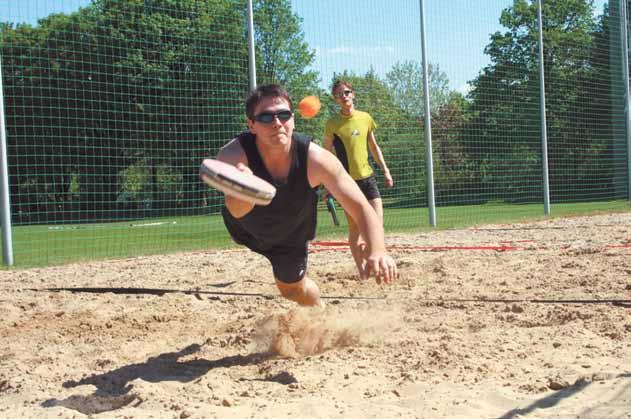 27. Juni bis 10. Juli 2011 caz sport 13 Sommer, Sonne, Sand mit nem Tam in der Hand Laszlo Hadas fliegt durch die Luft, um nach seinem Hechtsprung den Ball ins andere Spielfeld zu jagen.