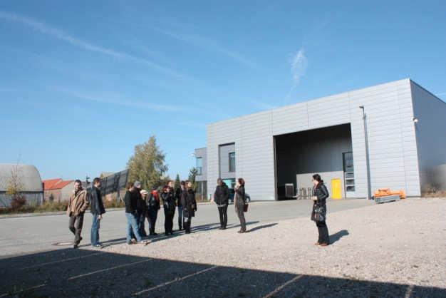 verdanken. Nach einer Einführung in die unterschiedlichen EE- Projekte in Feldheim wurde die Biogasanlage vor-ort besichtigt.