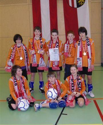 Hallensaisn 2009/10 Jugend U-12-Team ist Österreichischer Vizestaatsmeister Nach erflgreicher Qualifikatin für die Staatsmeisterschaft wurde diese für unser U-12-Team am Samstag, 6. und Snntag, 7.