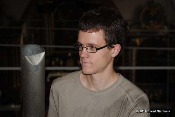 Der Auszubildende Tobias Mesterom von der Orgelbaufirma Martin Scholz zeigt eine beschädigte Prospektpfeife Das Stimmwerkzeug des